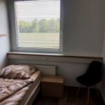 Camera single pat in dormitor comun cu un pat la etaj