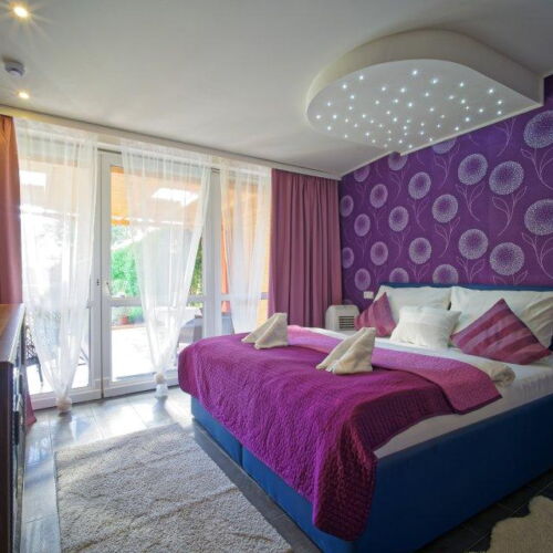 Pokoj s manželskou postelí