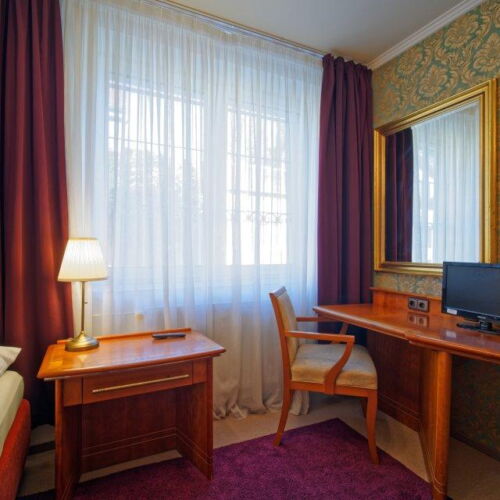 Pokoj s privátní koupelnou mimo pokoj  pro 1 os.