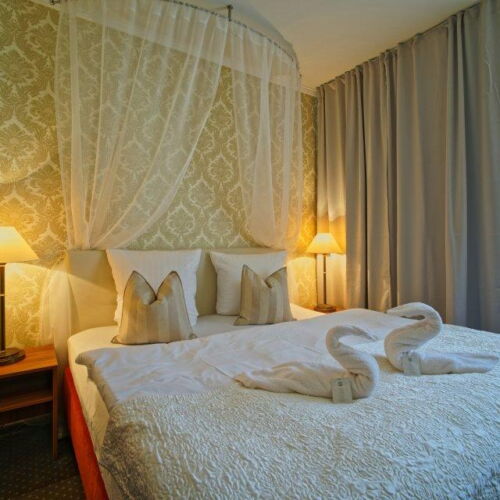 Pokoj se sprchou  s manželskou postelí