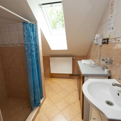 Camera confort cu duș pentru 5 pers.