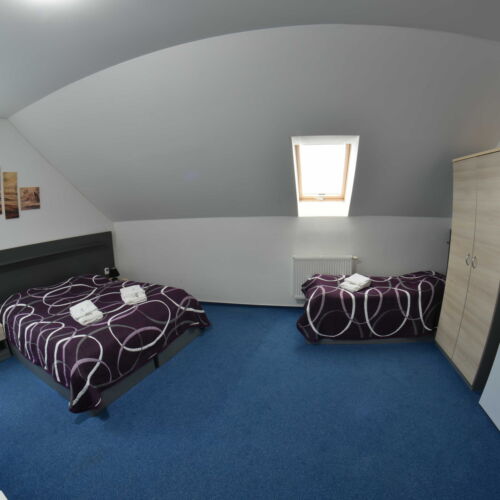 Camera tripla confort cu duș