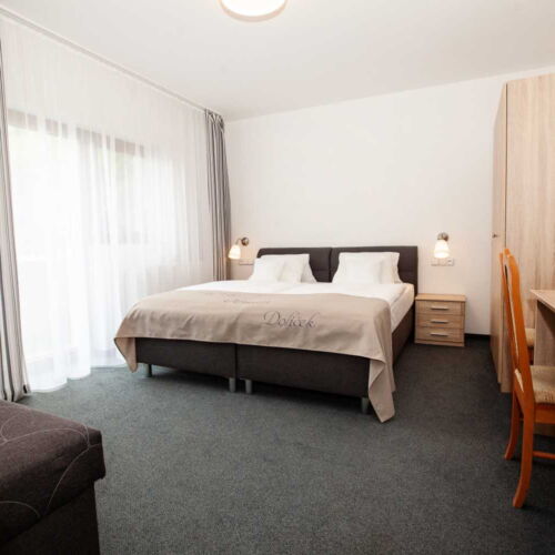 Pokoj s vanou s terasou pro 4 os.