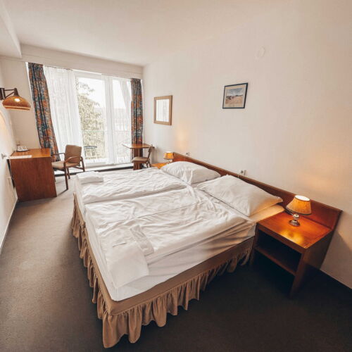 Zweibettzimmer mit Balkon und Panorama auf den See