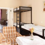 Dormitor pat în dormitor comun cu chicinetă comună