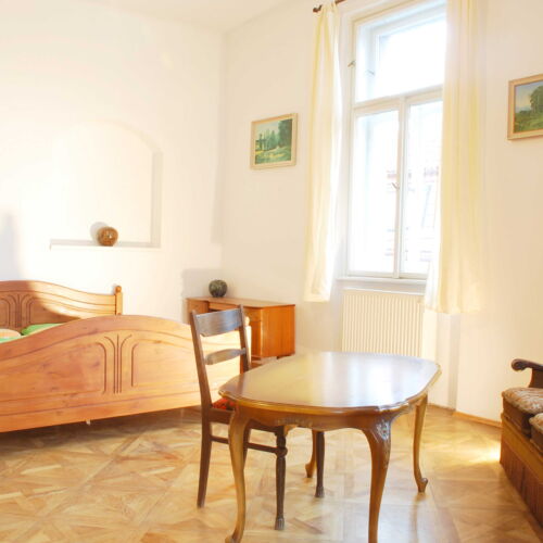 Camera cvadrupla cu baie comună cu chicinetă comună