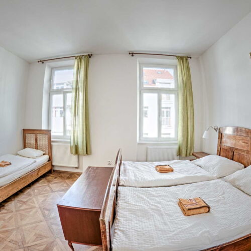 Camera cvadrupla cu baie comună cu chicinetă comună