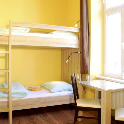 Camera twin cu baie comună cu chicinetă comună