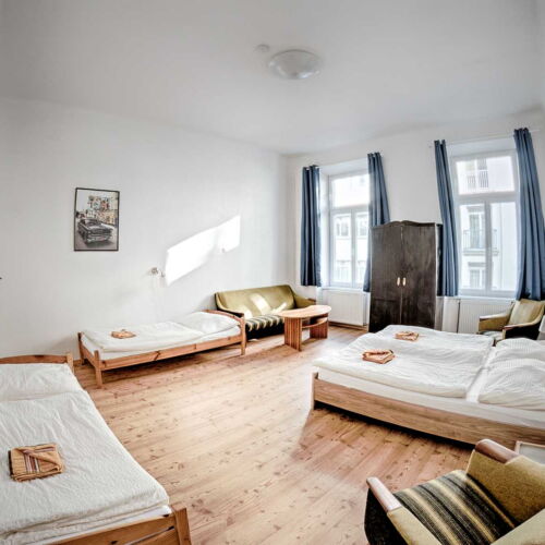 Camera cvadrupla cu baie comună cu chicinetă comună