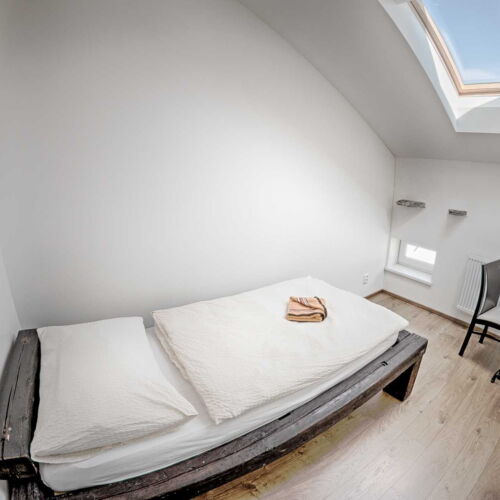 Camera single cu chicinetă comună