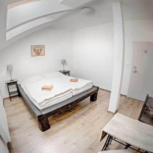 Camera dubla cu bucătărie proprie cu chicinetă comună