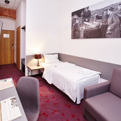 Camera single cu grup sanitar lCD TV