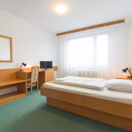 Camera single cu duș cu chicinetă proprie