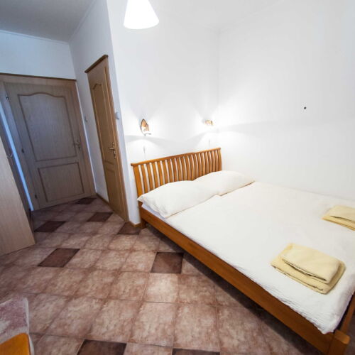 Pokoj se sprchou s klimatizací s manželskou postelí