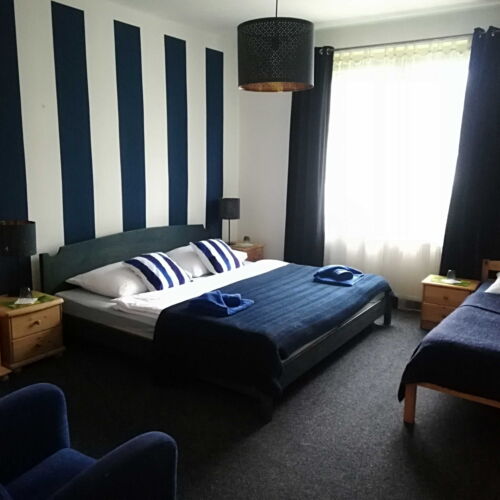 Třílůžkový pokoj s vlastní koupelnou mimo pokoj