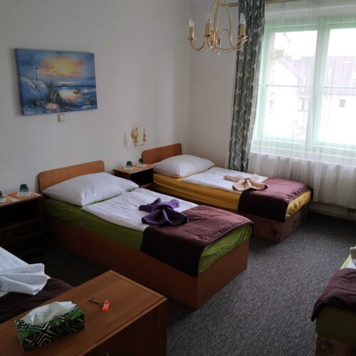 Čtyřlůžkový, oddělené postele s vlastní koupelnou mimo pokoj