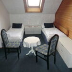 Levný dvoulůžkový pokoj s oddělenými postelemi a s vlastní externí koupelnou