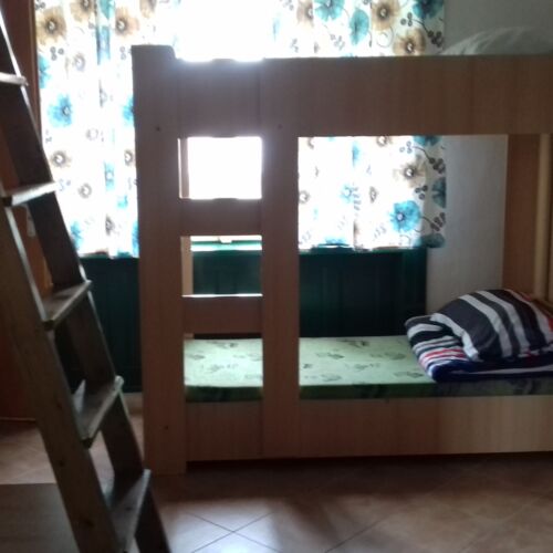 Pokój 8-osobowy z antresolą pokój od strony basenu