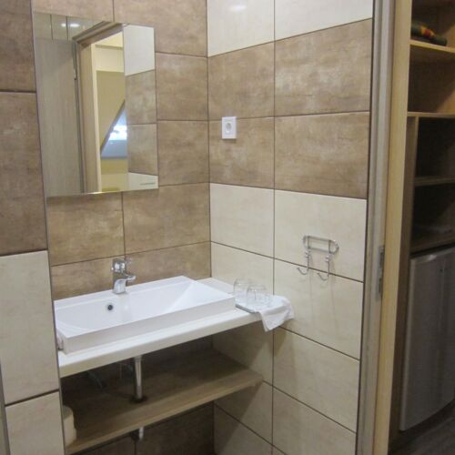 Camera twin standard la parter (se poate solicita pat suplimentar)