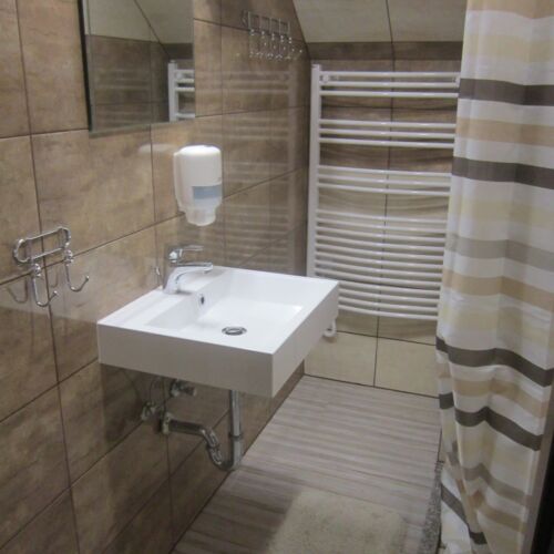 Camera tripla superior la mansardă