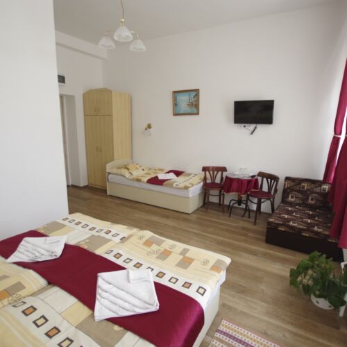 Camera tripla superior la mansardă