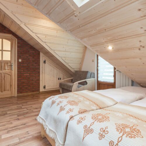 Camera dubla la mansarda cu balcon (se poate solicita pat suplimentar)