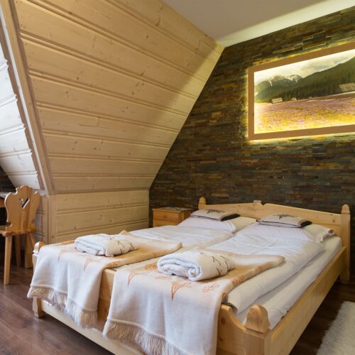 Camera dubla la etaj cu chicineta proprie