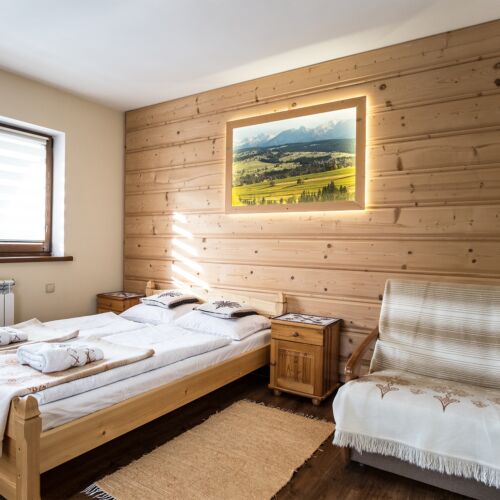 Camera dubla la etaj cu chicineta proprie (se poate solicita pat suplimentar)