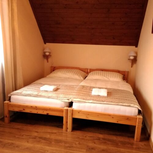 Casă de vară familial(ă) întreaga unitate pentru 9 pers. (se inchirieaza doar integral)