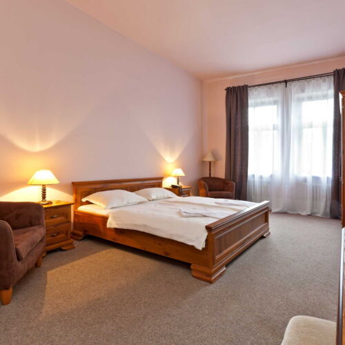 Pokoj se sprchou  s manželskou postelí