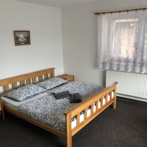 Pokoj s manželskou postelí