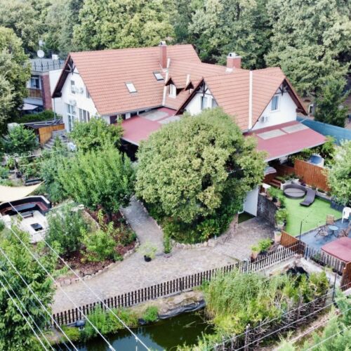 Casa de vacanta cu terasa cu vedere spre gradina pentru 30 pers. (se inchirieaza doar integral) (se poate solicita pat suplimentar)