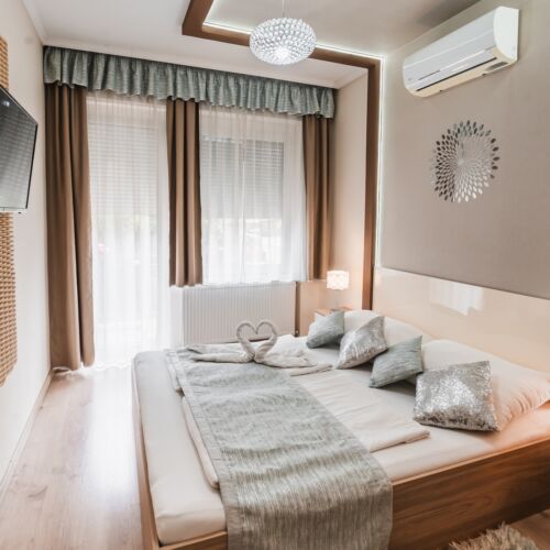 Camera dubla la etaj cu vedere spre oras