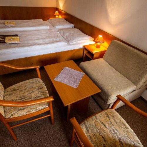 Pokoj s balkónem se sprchou s manželskou postelí