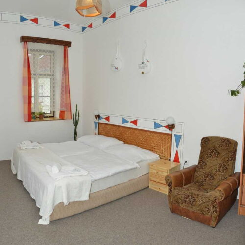 Pokoj se sprchou  s manželskou postelí