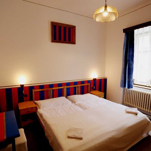 Pokoj se sprchou s manželskou postelí v podkroví