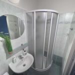 Zuhanyzós erkélyes kétágyas szoba (pótágyazható)