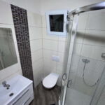 Zuhanyzós egyágyas szoba (pótágyazható)