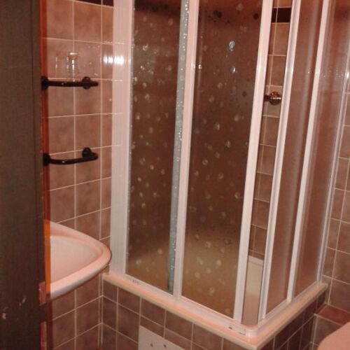 Zuhanyzós háromágyas szoba