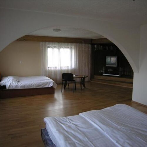 Camera cvadrupla cu duș