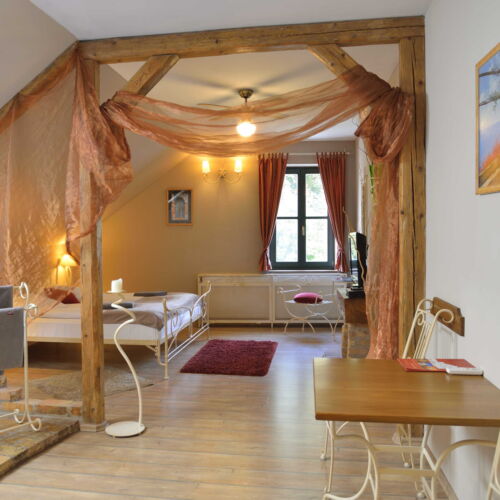 Camera twin exclusive la mansardă