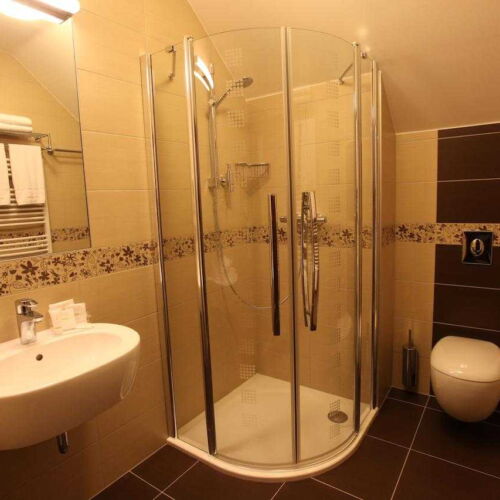 Camera cvadrupla cu baie