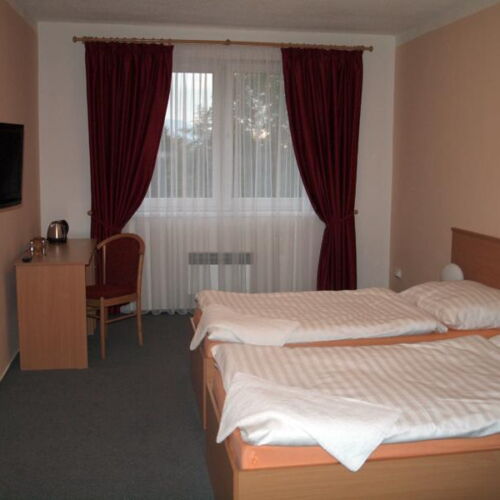 Sa tuš kabinom trokrevetna soba