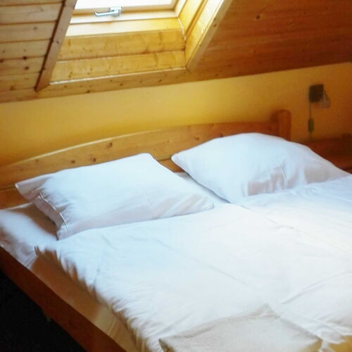 Pokoj se sprchou pro 3 os. v podkroví (s možností přistýlky)