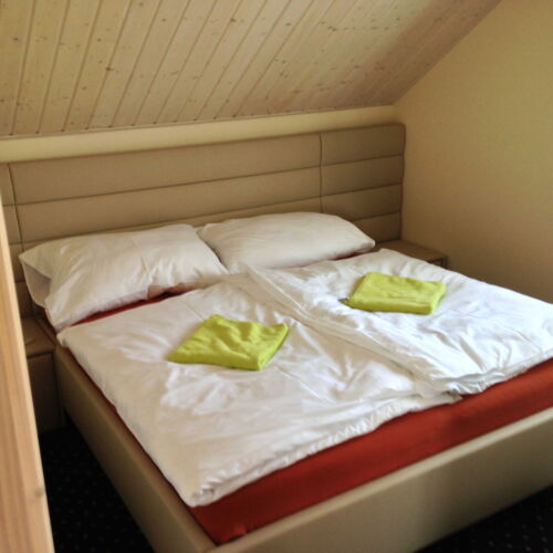 Apartament 4-osobowy z prysznicem z aneksem kuchennym (możliwa dostawka)