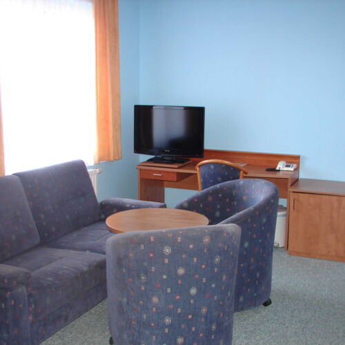 Camera cvadrupla cu duș cu balcon (se poate solicita pat suplimentar)