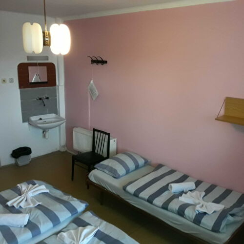 Pokoj se společnou koupelnou  pro 4 os.