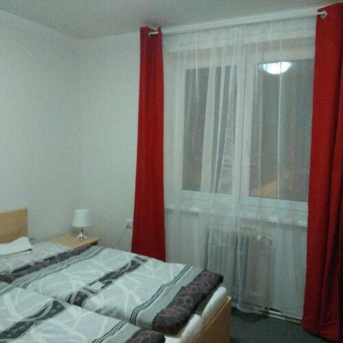 Pokój 4-osobowy na piętrze z prysznicem (możliwa dostawka)