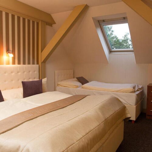 Pokoj se sprchou pro 3 os. v podkroví