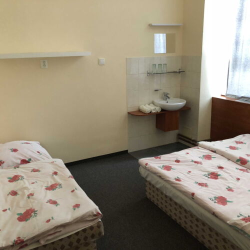 Camera cu duș pentru 5 pers.